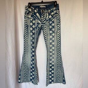 ✨Free People low rise navy blue floral print bell bottom jeans with a boho vibe✨